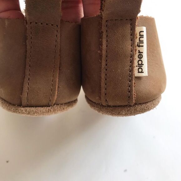 Piper
Finn tan low top oxfords EUC size 3 - Picture 7 of 9